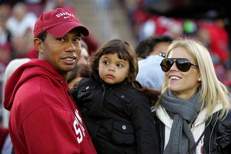 Tiger Woods s manželkou Elin a dcerou Sam na stadionu v kalifornském Stanfordu 21. října 2009..