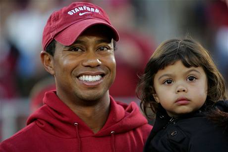 Tiger Woods s dcerou Sam na stadionu v kalifornském Stanfordu 21. íjna 2009..