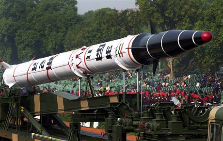 Indick armda provedla test rakety stednho doletu Agni, kter me nst jadernou nlo (23.11.2009)