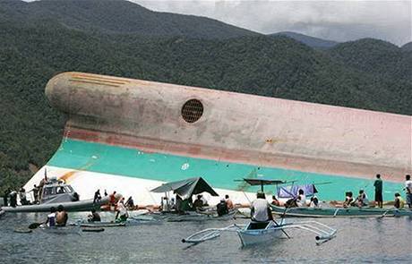 Potopený trajekt ve Filipínách