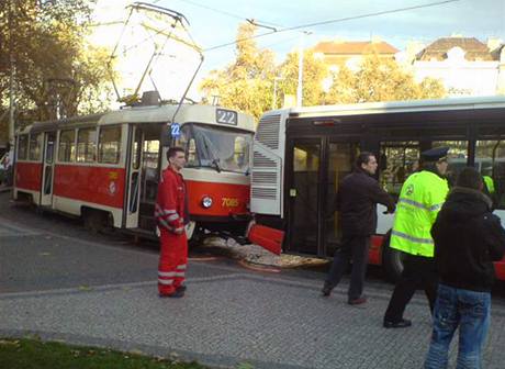 Sráka tramvaje . 22 a mstského autobusu na praském námstí Míru.