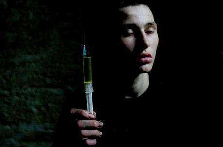 Miroslav Tolpiza, 16 let. Obyvatel oputného odského domu drí v ruce injekci naplnnou drogou.