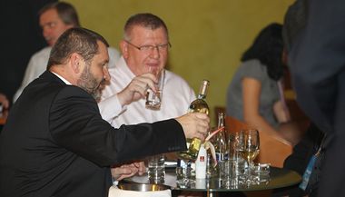 Kongres ODS. Bývalý senátor a chomutovský starosta Alexandr Novák (vlevo) a...