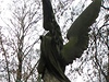 Arbes�v hrob je hned u vchodu, nad n�m se vyp�n� postava and�la