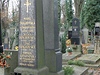 Filozof Ladislav Klíma leží v oddílu D I, v hrobě číslo 332 nalevo od kostela hned v krajní řadě