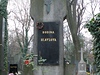 Mejla Hlavsa je pochován bez nápisu v nenápadném hrobě patřící rodině Hlavsové