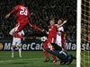 David Ngog z Liverpoolu stílí první gól na hiti Debrecínu. Ani výhra 1:0 ale Liverpoolu nestaila, v Lize mistr koní.