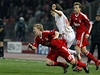 Liverpoolský tahoun Dirk Kuyt na kolenou. Hrái Liverpoolu sice v Debrecínu vyhráli 1:0, v Lize mistr ale koní.