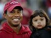 Tiger Woods s dcerou Sam na stadionu v kalifornském Stanfordu 21. íjna 2009..