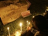 Filipínci zapalují svíky za obti masakru