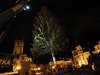 Stavba vánoního stromu na Staromstském námstí v Praze (2009).