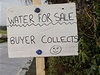 Záplavy v Británii, 20.listopadu 2009 cedule s nápisem "Voda na prodej"