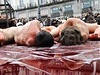 Aktivisté v centru Madridu protestují proti obchodu s koeinami. 