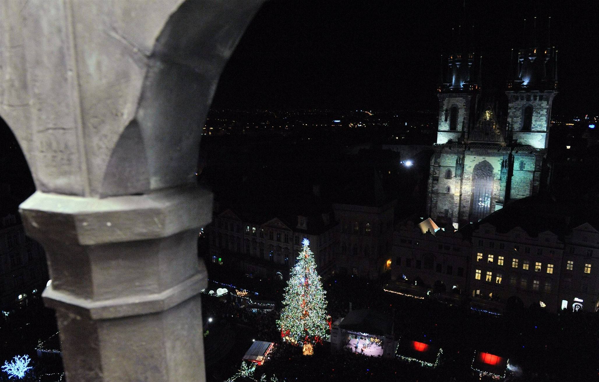 Na Staroměstském náměstí v Praze byl 28. listopadu rozsvícen vánoční strom 