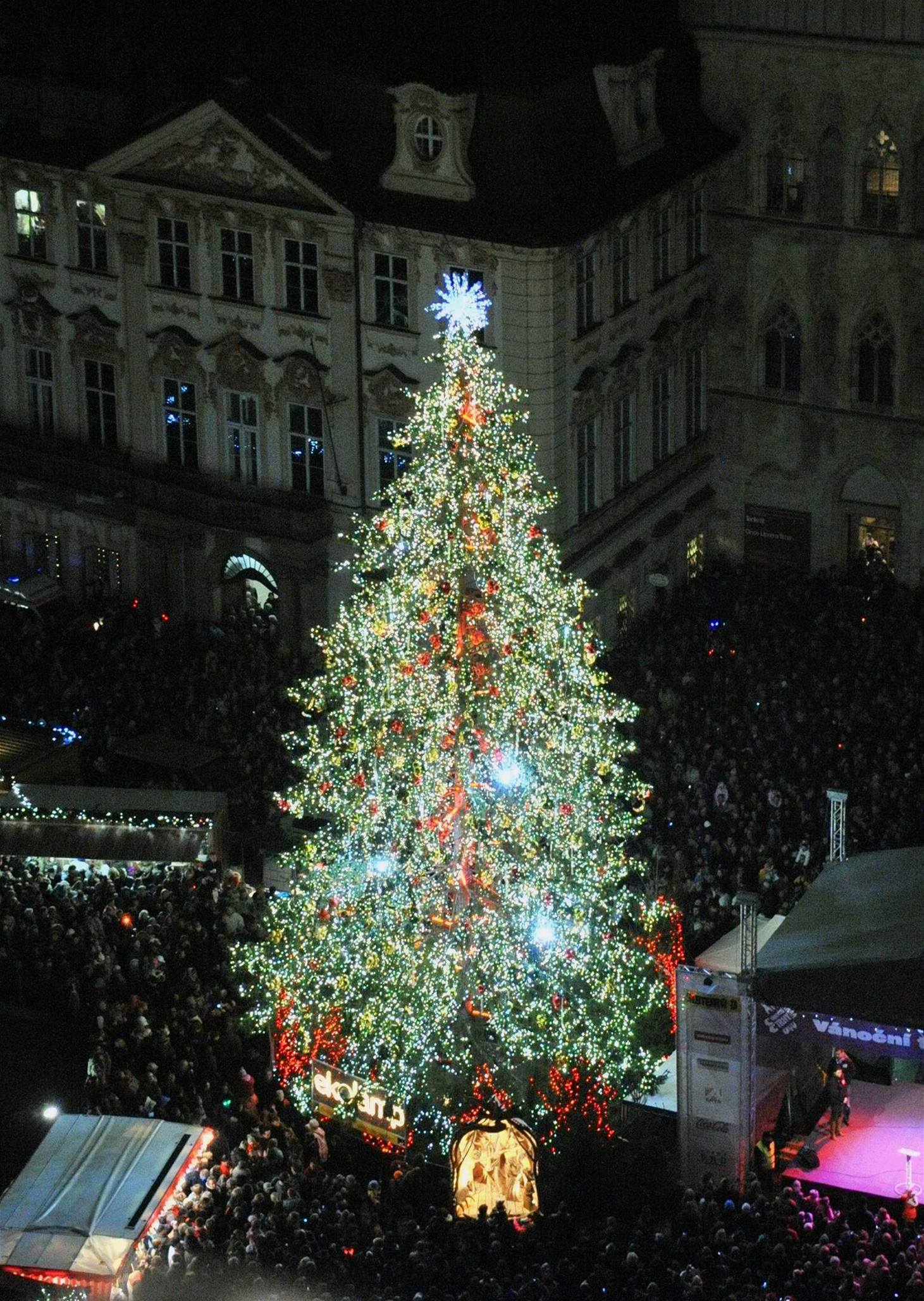 Na Staroměstském náměstí v Praze byl 28. listopadu rozsvícen vánoční strom 