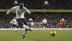 Jermaine Defoe st�ílí jeden ze svých gól�.