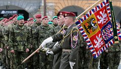 Česká armáda sladí hodnosti s NATO, končí rotmistři i praporčíci
