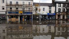 Británii sužují záplavy. Počet obětí zřejmě stoupl na tři