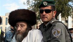 Izraelský policista odtahuje ultraortodoxního ida pi demonstraci