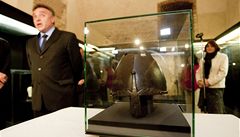 Svatováclavská p�ilbice z 10. století, která pat�í mezi nejvzácn�j�í �eské památky