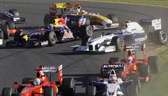 Formule 1 za�ala a hned v první zatá�ce bylo ru�no.