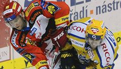 25. kolo hokejové extraligy PSG Zlín - HC Slavia Praha 20. listopadu ve Zlín�. Karol Sloboda ze Slavie (vlevo) a Ivan Rach�nek ze Zlína. 