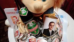 Snm TOP 09. Pivo Schwarzenberg a pikový volební gulá s podobiznou Miroslava Kalouska. A známky se Schwarzenbergovou podobiznou.