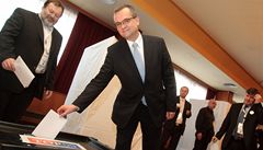 Snm TOP 09. Miroslav Kalousek hlasuje.