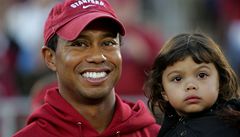 Tiger Woods s dcerou Sam na stadionu v kalifornském Stanfordu 21. října 2009..