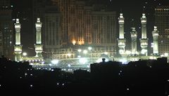 Zaala muslimská pou do Mekky. Na snímku osvtlená Velká Meita.