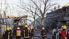 Kvli poru v Londn evakuovali 300 lid. Ohe hasilo 180 hasi