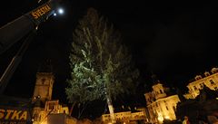 Na Staroměstském náměstí už stojí vánoční strom, rozsvítí se v sobotu