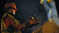 Stavba váno�ního stromu na Starom�stském nám�stí v Praze (2009).