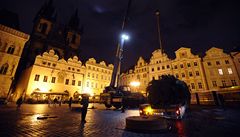 Stavba váno�ního stromu na Starom�stském nám�stí v Praze (2009).