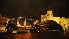 Stavba váno�ního stromu na Starom�stském nám�stí v Praze (2009).