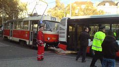 V centru Prahy do autobusu narazila tramvaj: est zrannch