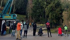 Na kácení váno�ního smrku se p�i�li podívat kolemjdoucí.