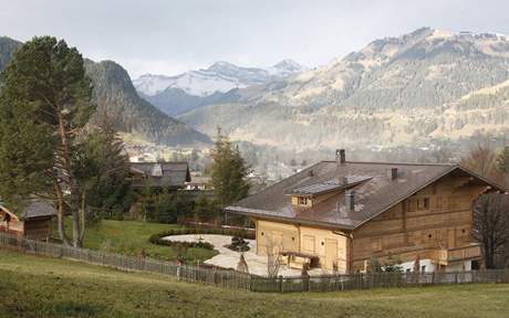 Alpská chata Romana Polanského se mní v luxusní vzení.