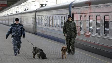 V Rusku vybuchla na kolejích dalí nálo. Policisté s vycvienými psy pátrají na nádraí.