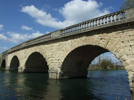 Most Swinford Bridge, kde se u po staletí platí nedanné mýtné.