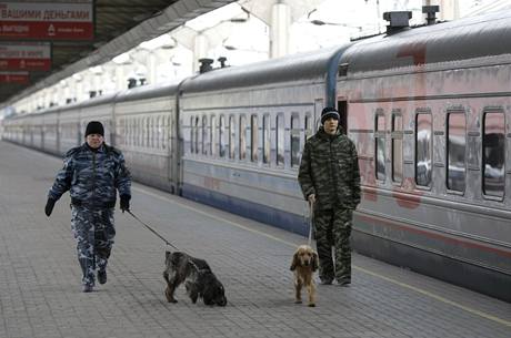 V Rusku vybuchla na kolejích dalí nálo. Policisté s vycvienými psy pátrají na nádraí.