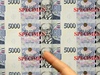 Novinái si prohlíejí nový vzor ptitisícové bankovky, který byl pedstaven 30. listopadu na tiskové konferenci v sídle eské národní banky v Praze