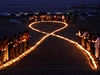 Lidé v Indii vytvoili symbol boje proti AIDS do písku na plái