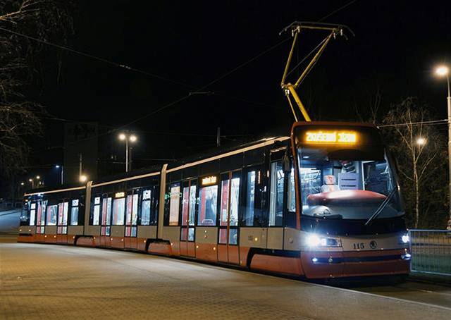 Na plze�ských kolejích za�ala jezdit první tramvaj �koda ForCity (�koda 15T) vyrobená ve �kod� Transportation. Pravidelný provoz zahájí v Praze koncem leto�ního roku. 