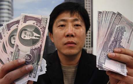 Severokoreský uprchlík Pak Sang-hak s bankovkami