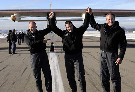výcarský vdec a dobrodruh Bertrand Piccard (vlevo), zkuební pilot Markus Scherdel (uprosted) a kopilot Andre Borschberg (vlevo) slaví první let solárního letounu. 