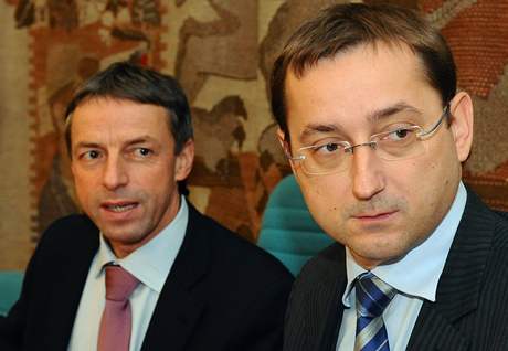 Praský primátor Pavel Bém (vlevo) a jeho námstek Rudolf Blaek na tiskové konferenci k projektu Opencard. 