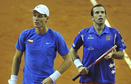Radek tpánek (vpravo) a Tomá Berdych pi tyhe ve finále Davis Cupu