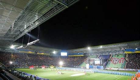 Jeden z mála hotových stadion v Dnpropetrovsku. 