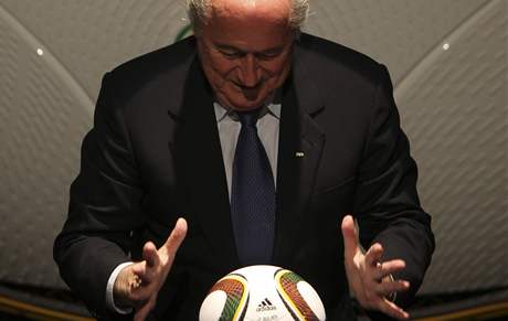 Prezident FIFA Baltter s míem ureným pro finálový turnaj. 